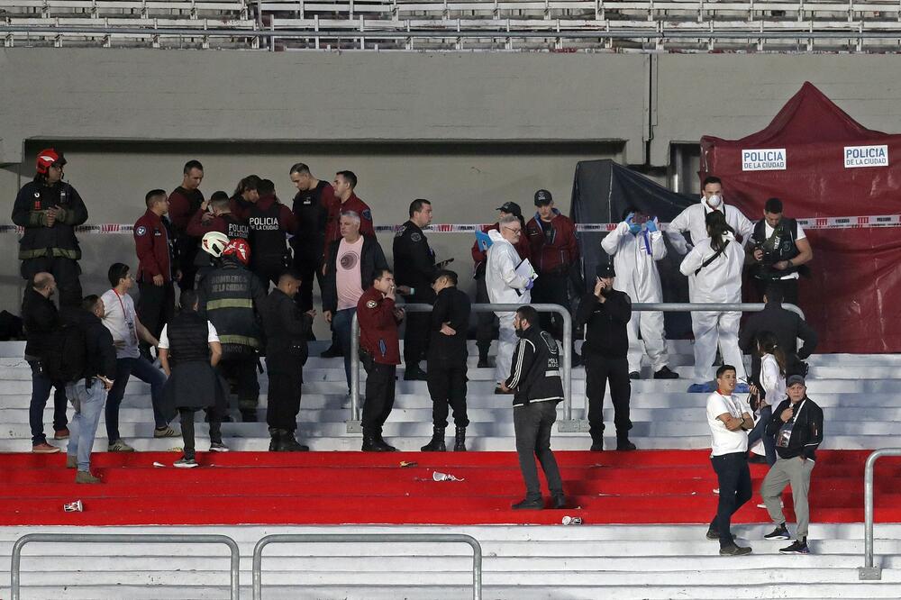 SKOČIO SA TRIBINA I POGINUO: Užas na LEGENDARNOM stadionu! (VIDEO)
