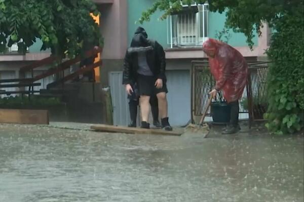 POPLAVLJENE KUĆE, VODA PRODRLA I U BOLNICE: U ovom gradu u Srbiji proglašena VANREDNA SITUACIJA! (FOTO)