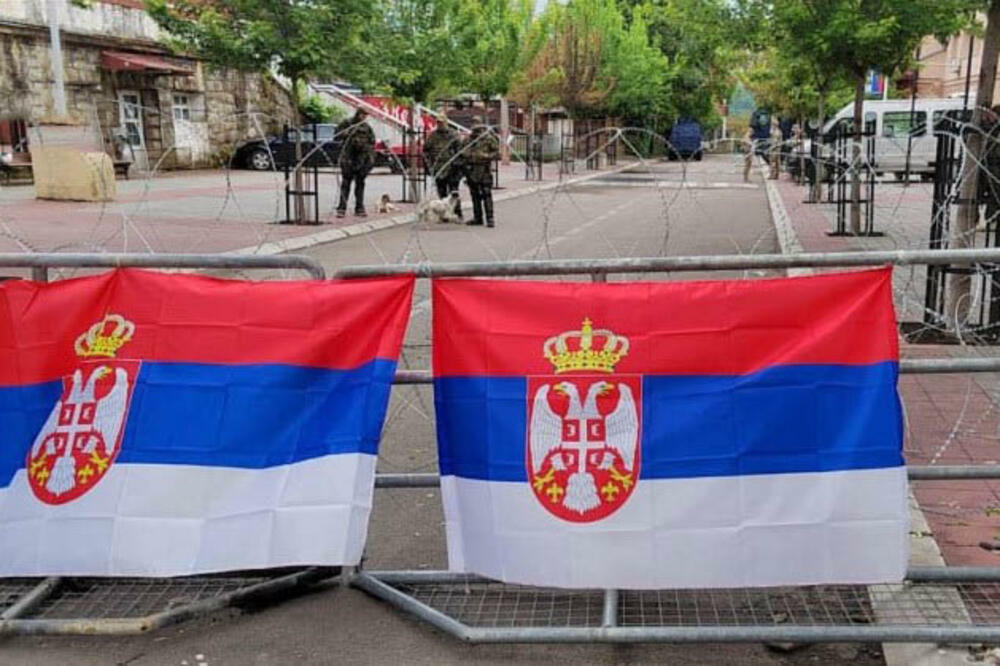 I DANAS MIRAN PROTEST ISPRED ZGRADE OPŠTINE U ZVEČANU: Srbi ne odustaju od svojih ZAHTEVA, Kfor iza bodljikave žice