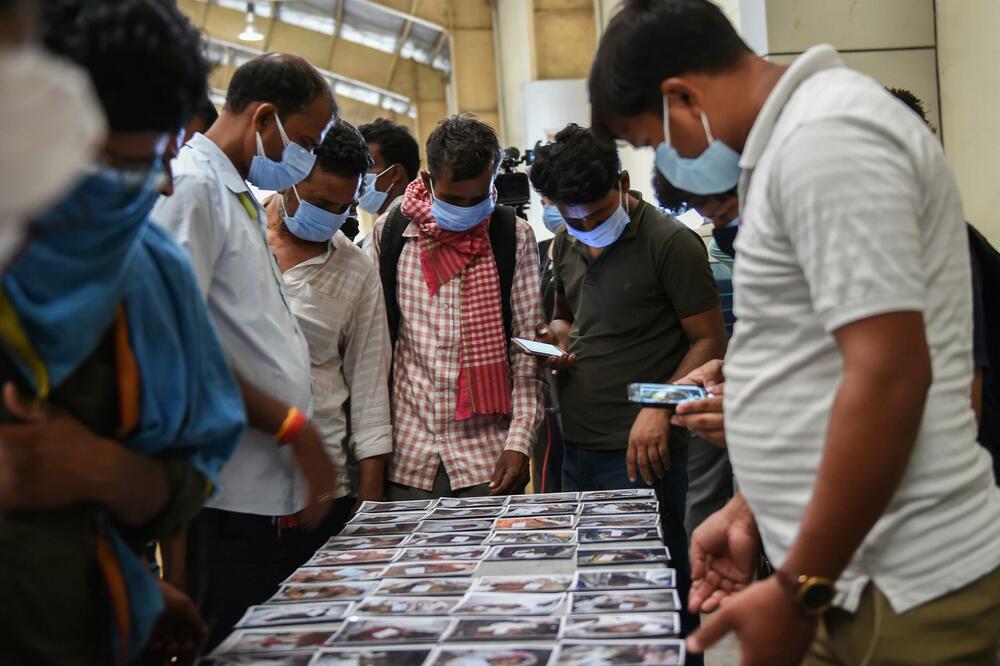 POTRESNE SLIKE IZ INDIJE NAKON STRAŠNE TRAGEDIJE: Porodice na fotografijama traže najmilije, PRETUŽNO! (FOTO)