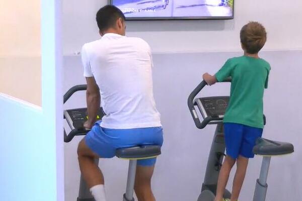 NAJBOLJA PODRŠKA PRED VAŽAN DUEL: Stefan pravi Novaku društvo i pomno prati svaki njegov pokret! (VIDEO)