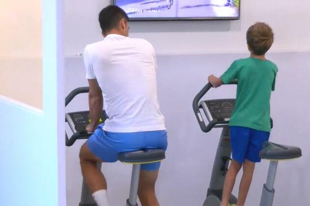 NAJBOLJA PODRŠKA PRED VAŽAN DUEL: Stefan pravi Novaku društvo i pomno prati svaki njegov pokret! (VIDEO)