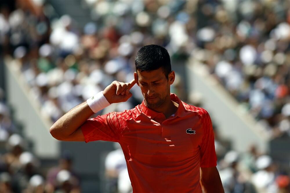 ŽESTOK OBRAČUN: Novak UĆUTKAO bezobraznu publiku u Parizu! (FOTO)