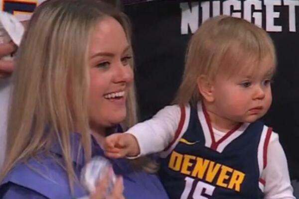 NAJSLAĐA SLIKA - NIKOLA I OGNJANA KAO NOVAK I TARA: Kćerkica sačekala Jokića da mu vrati osmeh na lice! (FOTO)