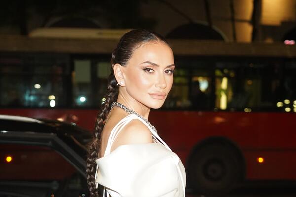 Majko mila, koliko li ovo košta? Oko Emine sve pršti od luksuza, a tek kakav pogled sa terase ima, nije štedela