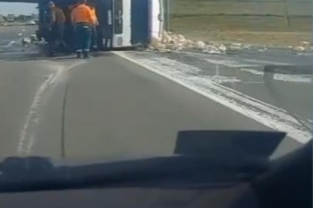 PREVRNUO SE TERETNI KAMION NASRED KOLOVOZA: Nezgoda kod Velike Plane