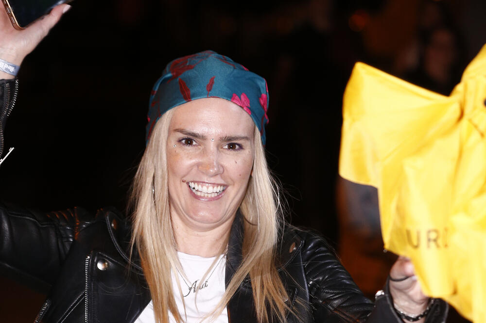 SRBIJA JE PAMTI KAO DEVOJČURKA SA RASKOŠNIM GLASOM: Danas je ZAVODLJIVA PLAVUŠA, da li je uopšte prepoznajete?