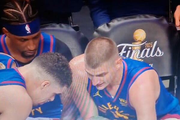 ŠTA TO JOKIĆ CRTA NA TAJM-AUTU? Duhoviti navijači nasmejaće vas do suza! (VIDEO)