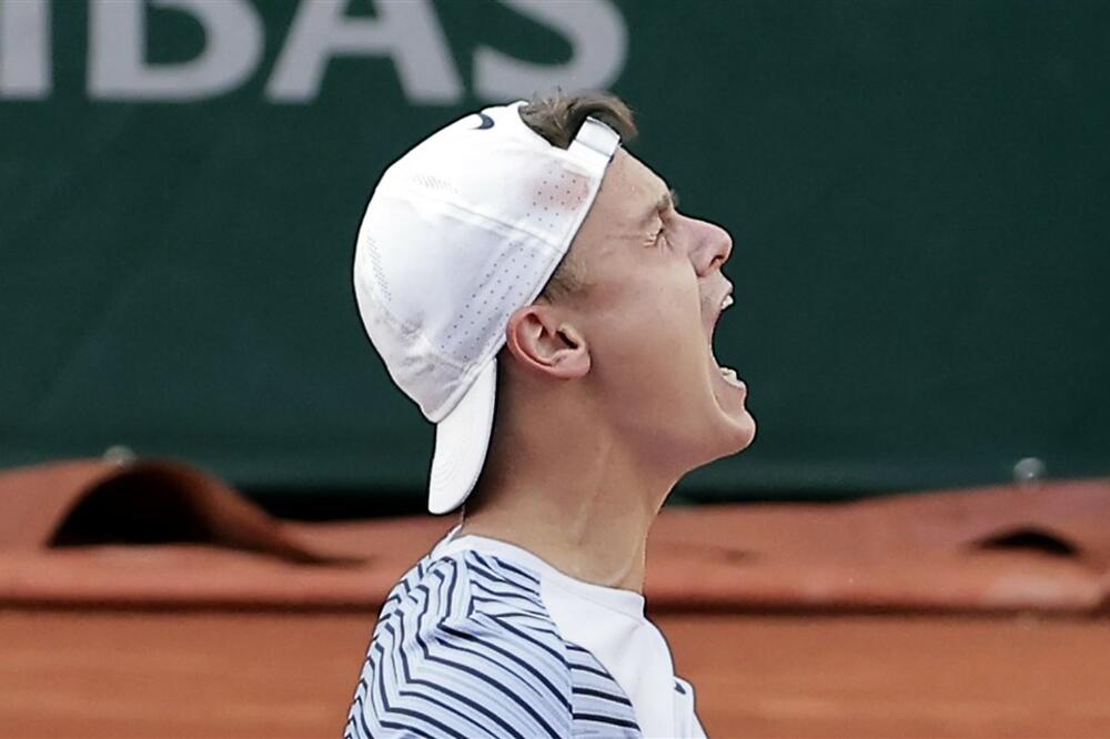 RUNE PREŽIVEO ČETIRI SATA BORBE I PET SETOVA! Danac slavio tek posle super taj-brejka (VIDEO)