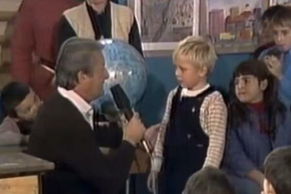 POGODIO JE I NAJSNAŽNIJE, SVI PLAČU SA MALIM VOJOM: SNIMAK dečaka koji recituje stihove OVE PESME kruži internetom