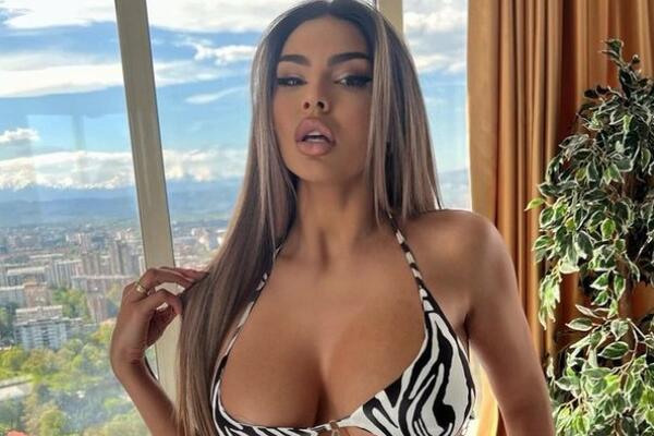 BIVŠA VODITELJKA PINKA JE SAN SVIH BALKANACA, POKAZALA I SILIKONE U KRUPNOM KADRU: Sve puca od VRELINE, BAŠ JE JAKA