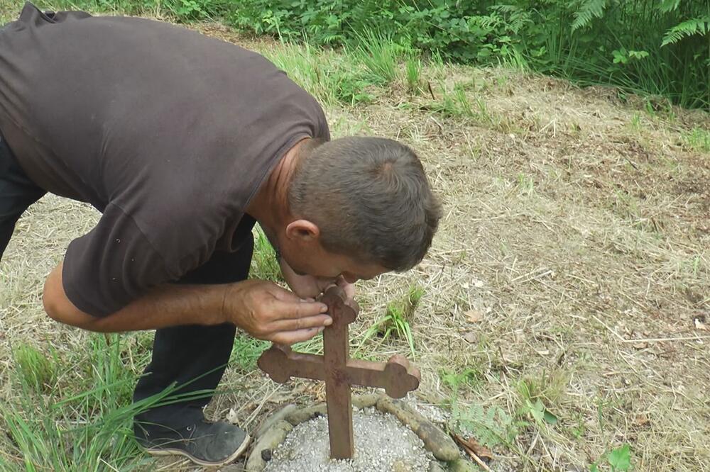 USRED ŠUME DOĐU DA SE POMOLE I NAĐU LJUBAV SVOG ŽIVOTA: Ljudi dolaze sa svih strana, veruje se da ima MAGIJU (FOTO)