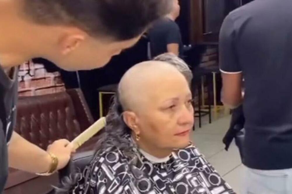 ŠIŠALA SE NA NULU ZBOG BOLESTI I TRUDILA DA NE ZAPLAČE: Potez frizera ju je DOTUKAO (VIDEO)