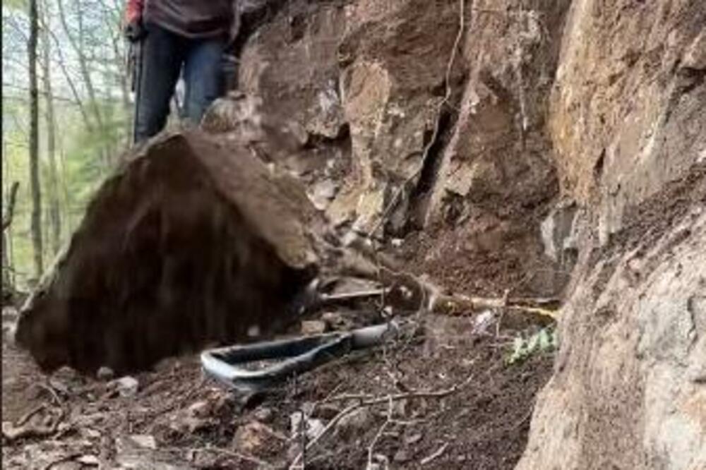 ODRONIO SE OGROMAN DEO STENE, A ONDA SE ZAČUO KRIK: Nije mogla da veruje šta se pojavilo ISPRED NJENIH NOGU