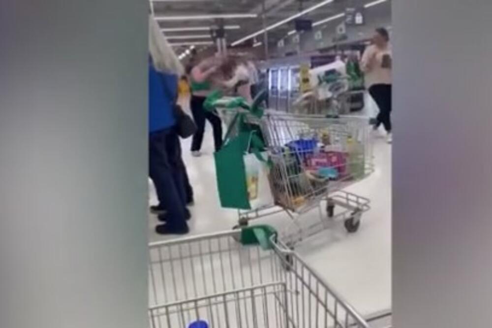 PESNICE U GLAVU, SEVALE SAMO TAKO: Počele da se čupaju za kosu USRED RADNJE, kamere snimile svaki trenutak (VIDEO)