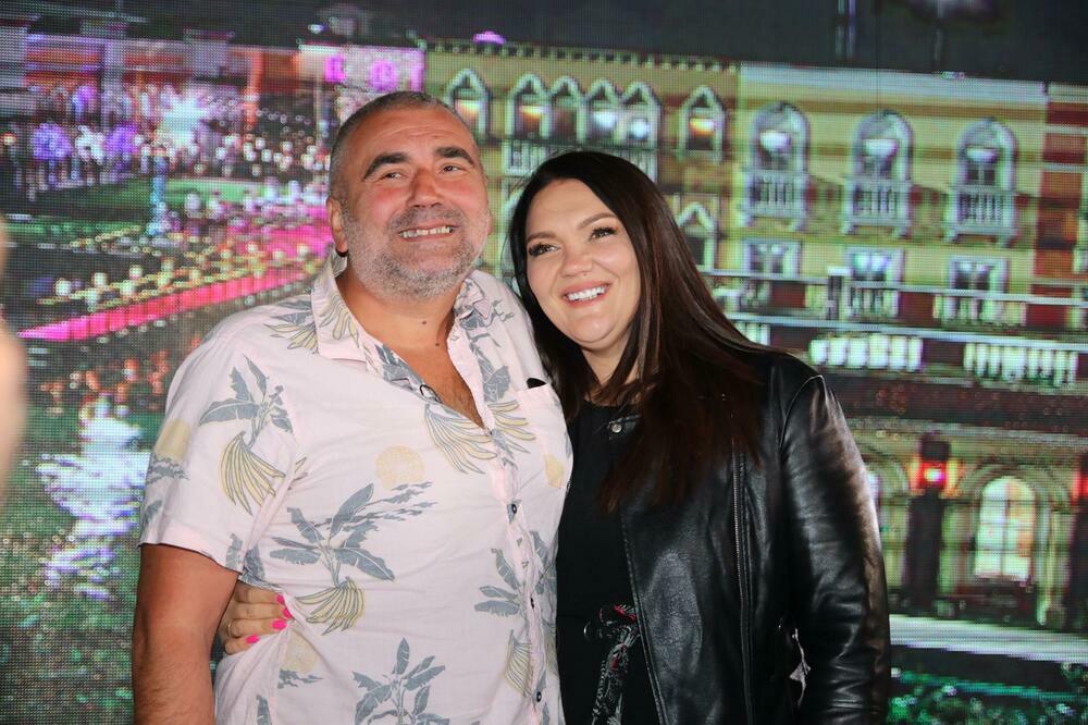 OVAKO IZGLEDA DOM MIKIJA ĐURIČIĆA! POZIRAO SA DEČICOM, EMOTIVNA FOTKA: Pogledajte ih samo!