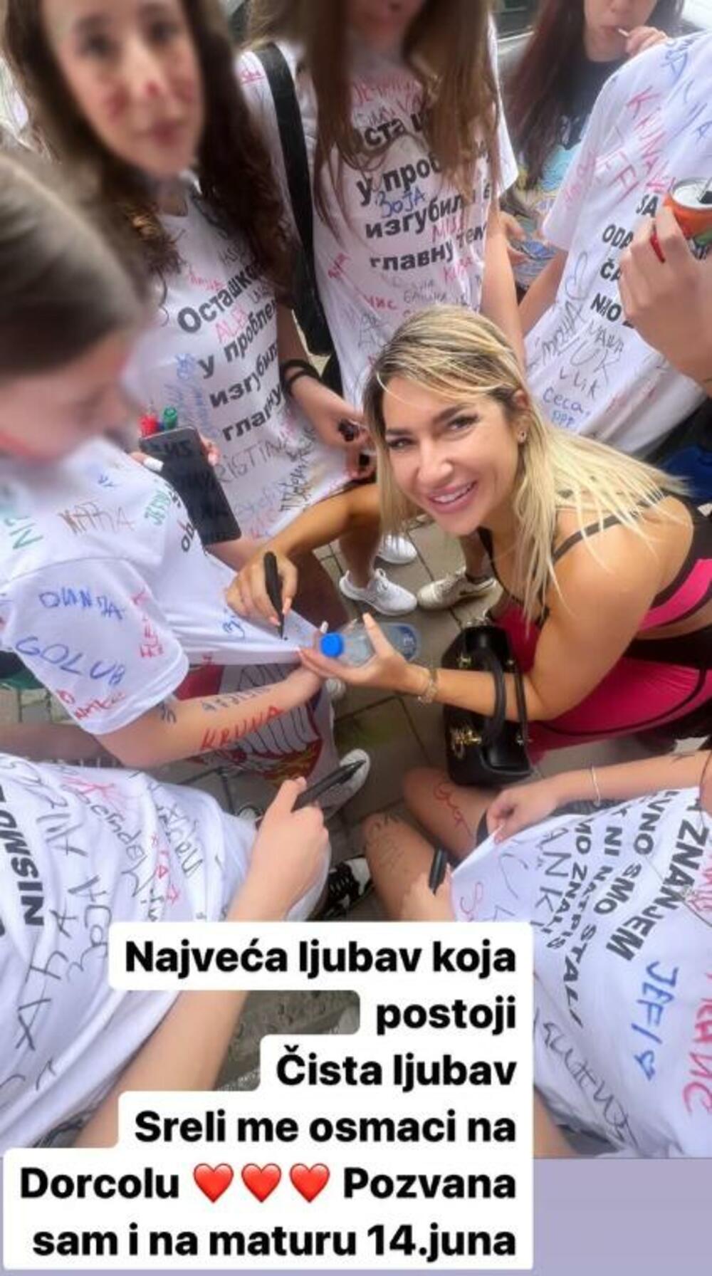 Jeremićeva se potom i potpisala svima ponaosob, na majicama, nekima i na telu, a sve to je ovekovečila na svom Instagramu.