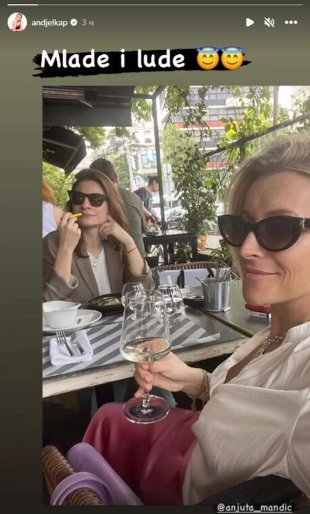 Naime, ona je rešila da malo odmori pa je izašla u kafić sa prijateljicom i glumicom Anjom Mandić.