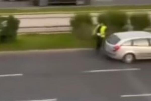 BOSANSKI POLICAJAC ISKAČE PRED LJUDE NA ULICI: Sve je snimljeno, šta radiš to čoveče?! (VIDEO)