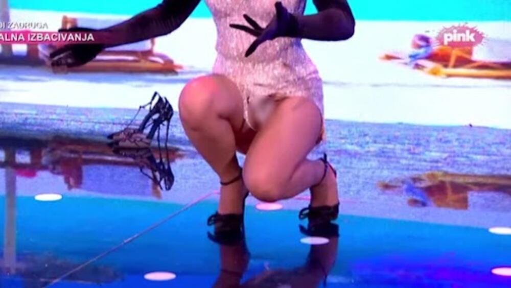 Mladenovićeva je bila u prekratkoj haljini, a kada je došao njen red da se provuče, njoj su sevnule gaćice, pa je tom prilikom pokazala previše
