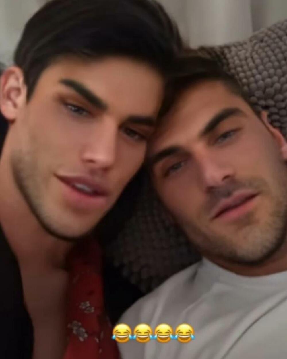 Te su tako na drugoj fotografiji oboje za nekoliko decenija stariji, pa su mogli da vide kako će zajedno izgledati u starosti.