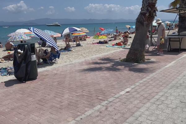 PLAŽE U OMILJENOM LETOVALIŠTU SRBA VEĆ SU KRCATE: Evo koliko sada košta GIROS, a koliko ležaljke (FOTO)