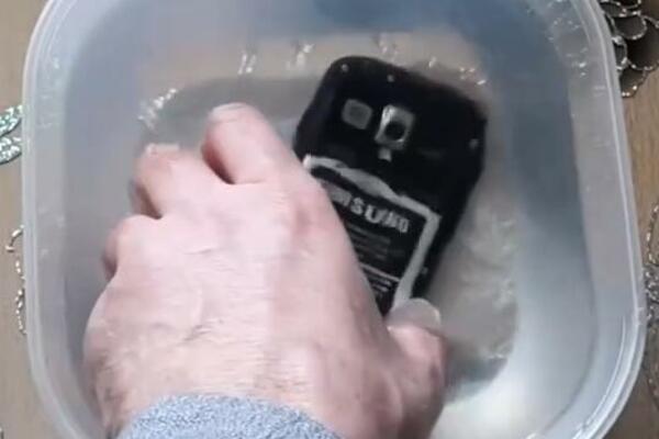 OVO ĆE VAM SPASITI TELEFON AKO UPADNE U VODU: Nikako ga NE STAVLJAJTE u PIRINAČ, samo 1 stvar je SPAS