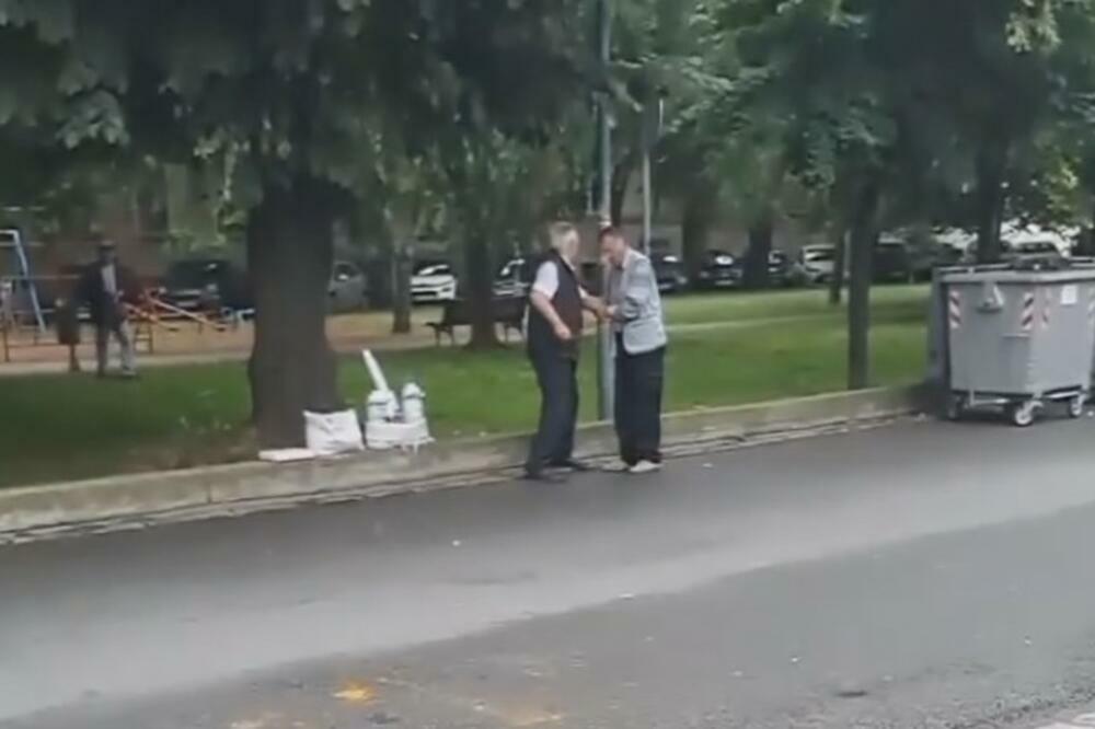 (UZNEMIRUJUĆI VIDEO) IZBODEN MUŠKARAC U ZEMUNU, SVE SNIMLJENO: Prijatelj mu OTIMA ORUŽJE iz ruke, JEZIVO!