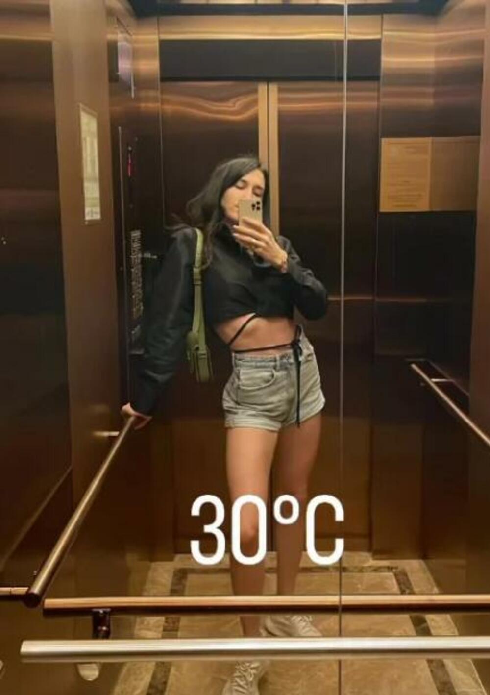 Inače, Jelisaveta važi za jednu od najatraktivnijih na našim prostorima, iako iza sebe ima dva porođaja, a po mišljenju mnogih, nikada nije bolje izgledala.