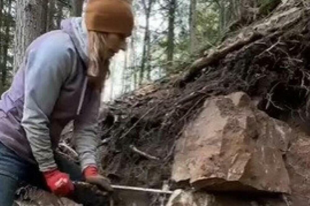 ODRONIO SE DEO STENE, A ONDA SE PROLOMIO VRISAK: Kad se ovo POJAVILO ostala NEMA, nije mogla da POVERUJE (VIDEO)