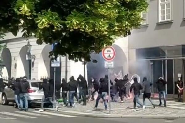 ŽESTOK SUKOB NAVIJAČA FIORENTINE I VEST HEMA! Prag kao ratna zona - Letele štangle i BAKLJE (VIDEO/FOTO)