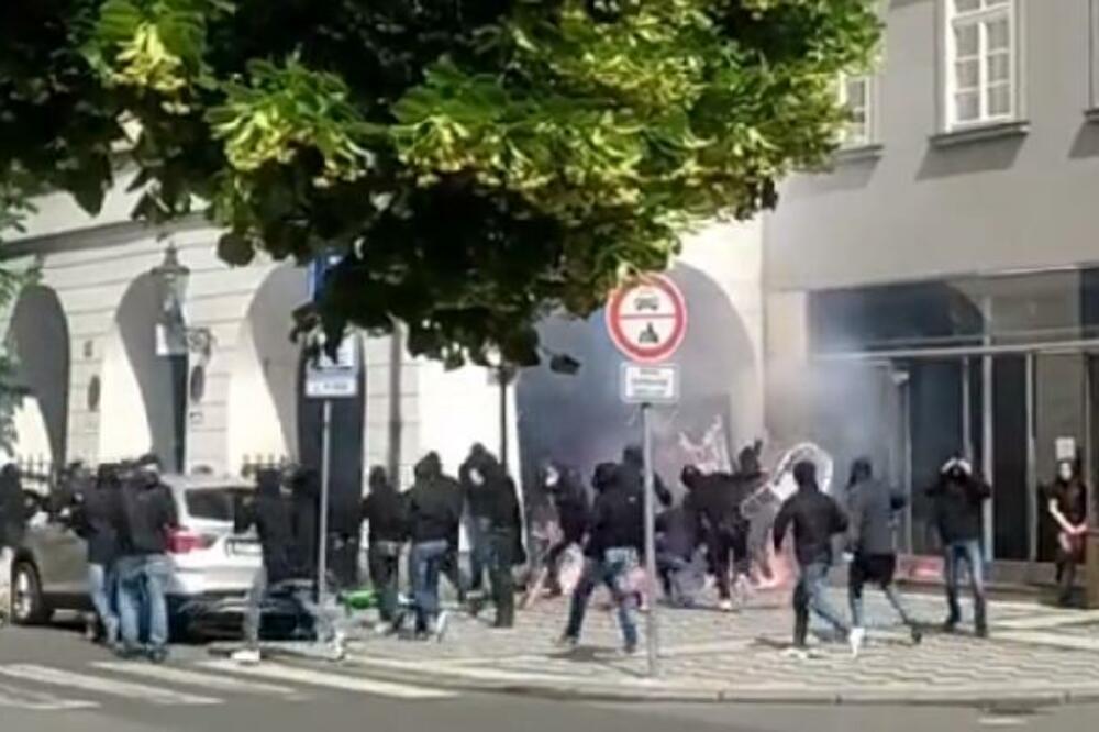 ŽESTOK SUKOB NAVIJAČA FIORENTINE I VEST HEMA! Prag kao ratna zona - Letele štangle i BAKLJE (VIDEO/FOTO)