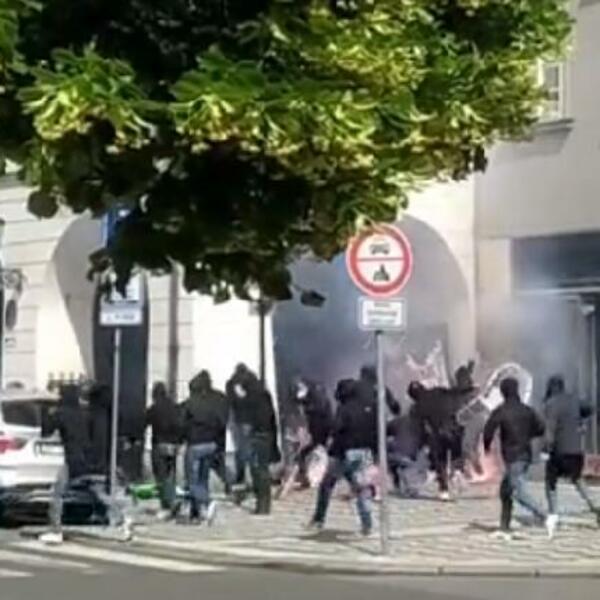 ŽESTOK SUKOB NAVIJAČA FIORENTINE I VEST HEMA! Prag kao ratna zona - Letele štangle i BAKLJE (VIDEO/FOTO)