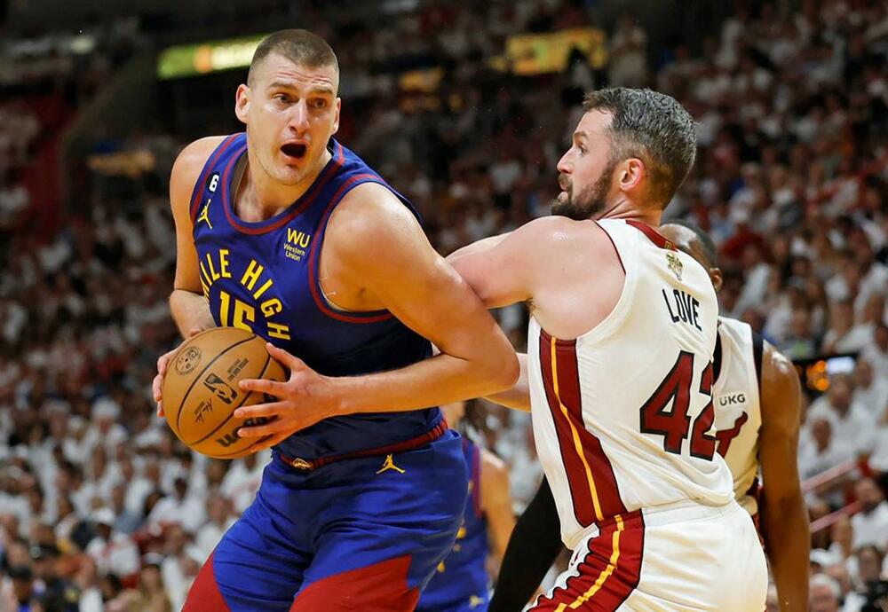 Nikola Jokić u duelu sa iskusnim Kevinom Lavom