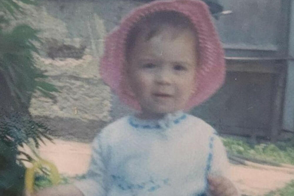 PREPOZNAJETE LI DETE SA SLIKE? DANAS JE OMILJENA U SRBIJI: Ponos i DIKA našeg naroda FOTO