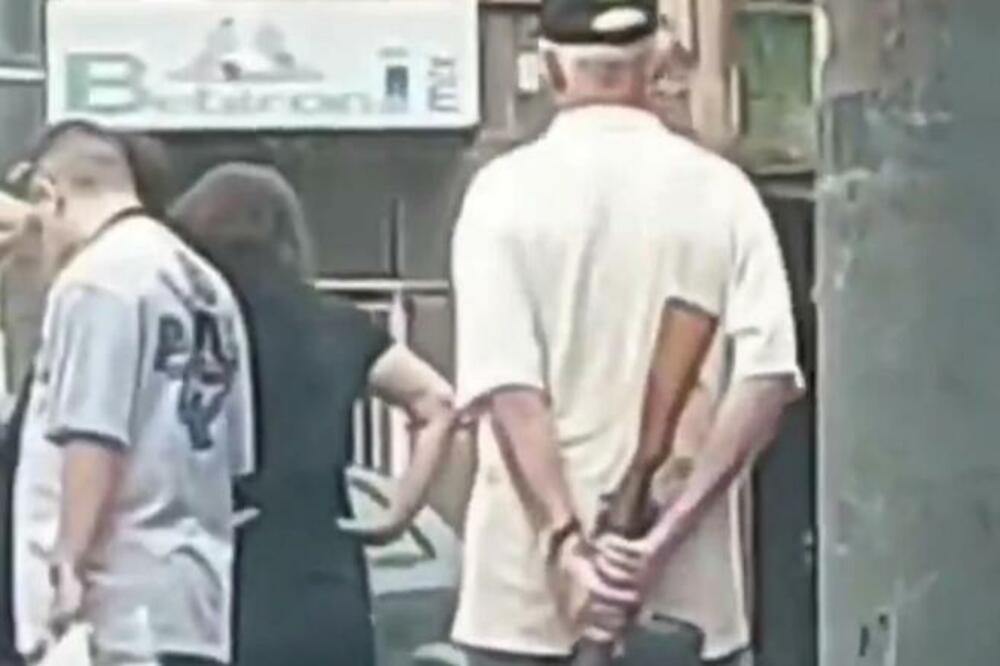 UŽAS! STARAC SA PUŠKOM ŠETA GRADOM USRED BELA DANA! Prizor iz Niša ZAPREPASTIO GRAĐANE! (FOTO)