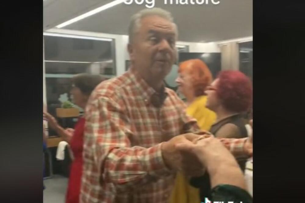 DANICA SNIMILA PROSLAVU 50 GODINA MATURE, SNIMAK POSTAO HIT NA MREŽAMA: Skupilo se staro društvo, došao i razredni