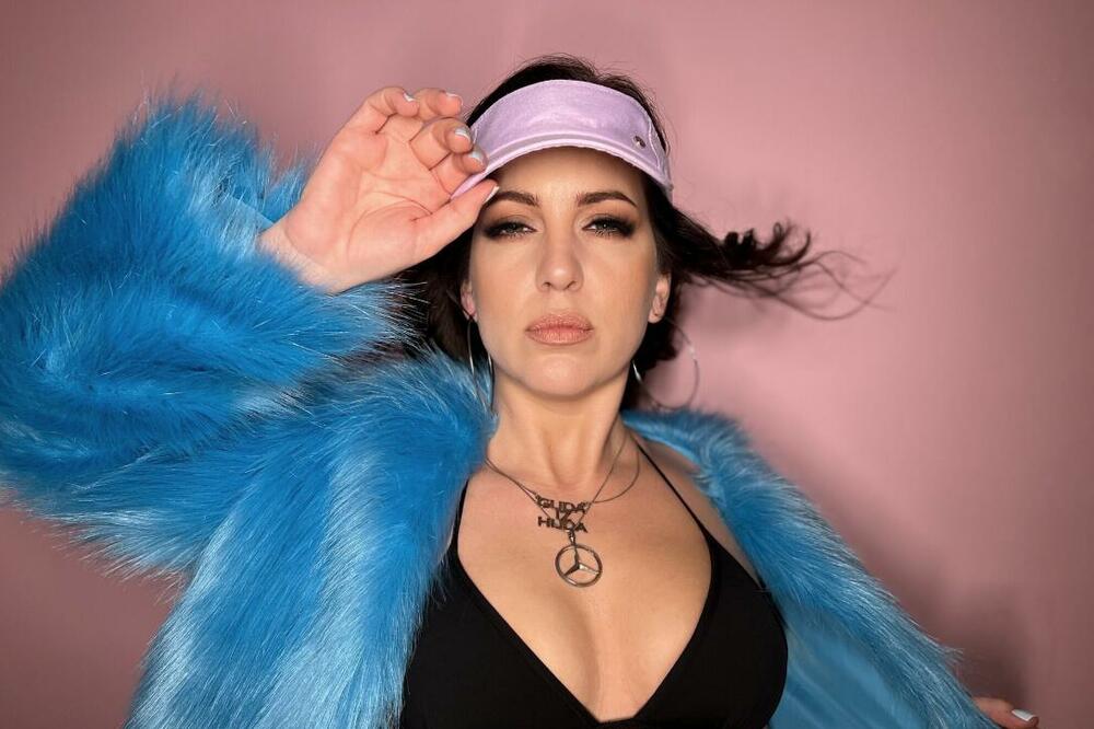 ŠTA SE DESILO MIMI MERCEDEZ? REPERKA ŠOKIRALA PROMENOM: Od eksplicitnog imidža NI TRAGA, bukvalno ŠOK