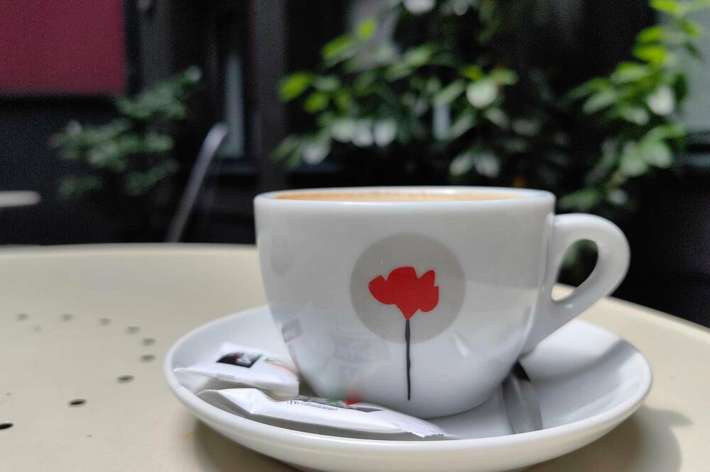 Ovaj trik s kafom može rešiti vaš najneprijatniji jutarnji problem: Ali samo ako je popijete u ovo vreme