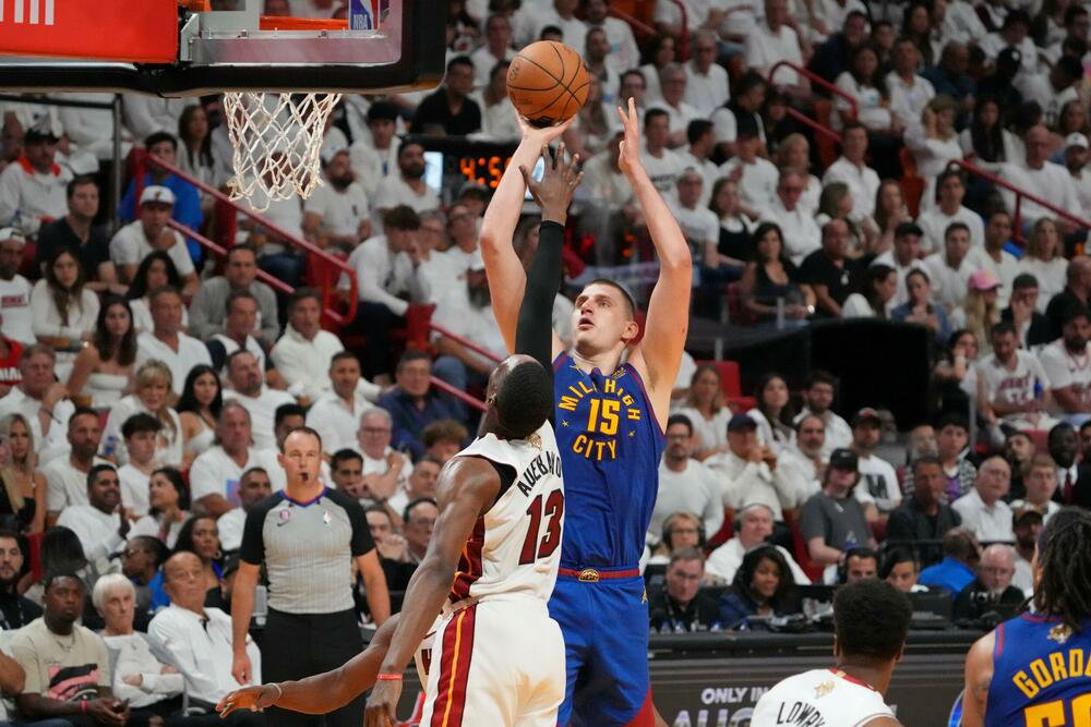 Nikola Jokić na utakmici Majami Hita i Denver Nagetsa