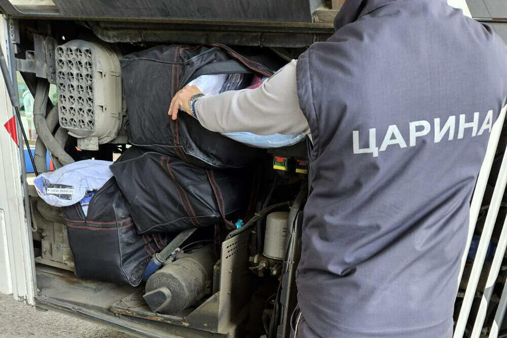 CARINICI ISTRESLI CEO AUTOBUS, PA NAIŠLI NA NEVEROVATAN PLEN: Vozač skrivao RAZNE STVARČICE po busu (FOTO)