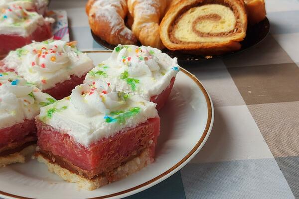 BAKIN LETNJI KOLAČ KOM NIKO NE MOŽE DA ODOLI: Osvežavajući ukus ČOKOLADE I JAGODA je DOBITNA KOMBINACIJA