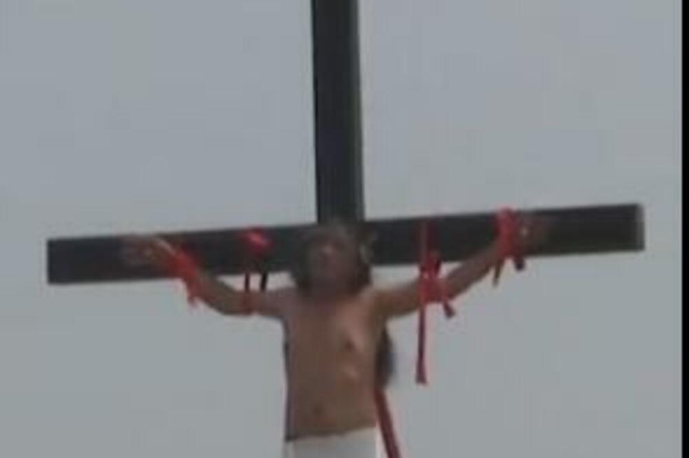 OŽIVLJEN NAJBIZARNIJI OBIČAJ KOJI STE VIDELI PRED JEDAN PRAZNIK: Vernici se razapinju na krst i BIČUJU do KRVI