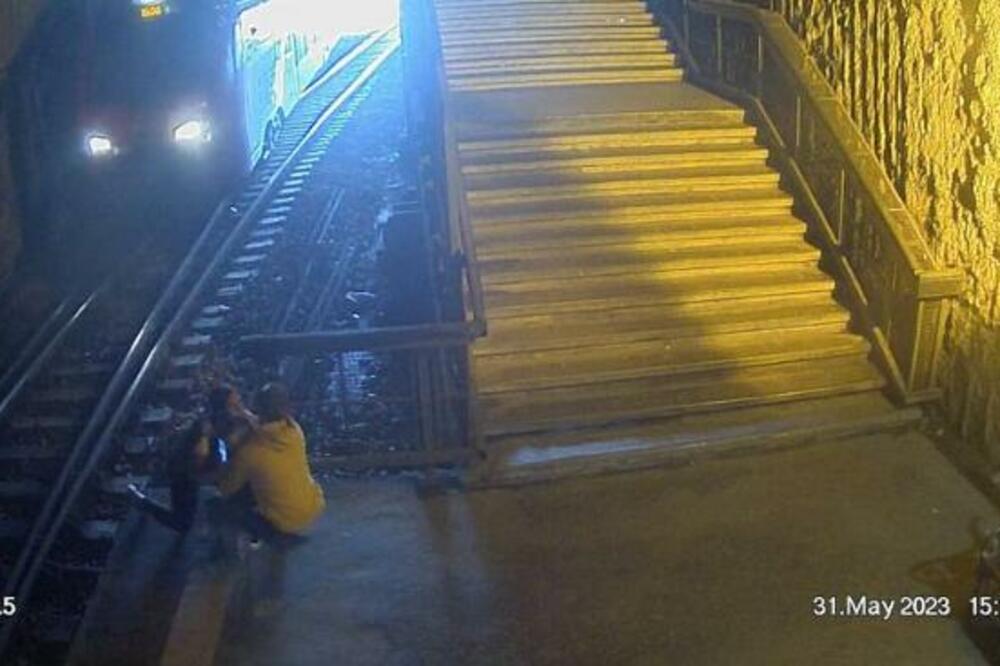 ZA DLAKU SPREČENA TRAGEDIJA NA PRUZI U BEOGRADU: Majku i dete spasao mladić u POSLEDNJEM TRENUTKU (VIDEO)