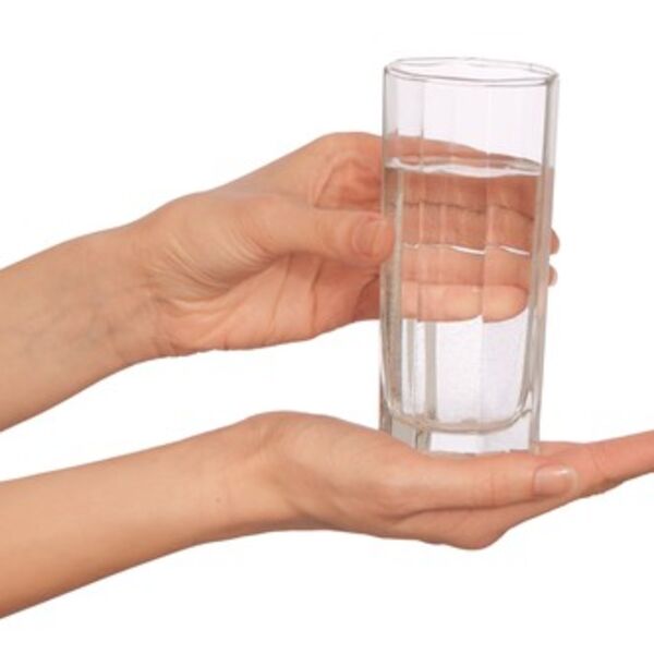 Svako jutro pila je vodu sa malo ovog začina i bukvalno se prepolovila: Evo šta radi organizmu