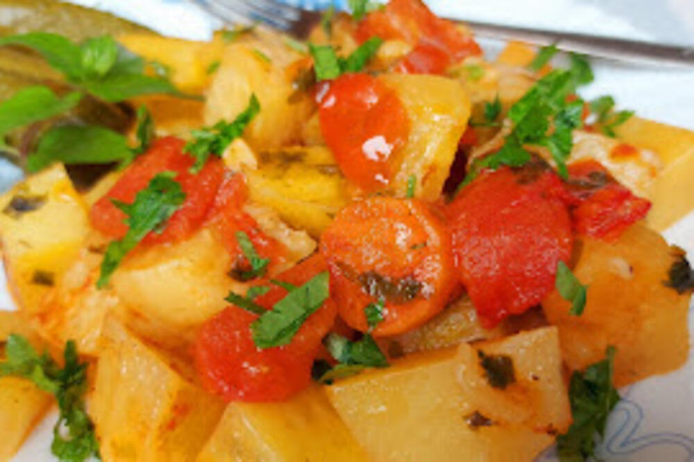 BAKIN PREDLOG ZA LAGAN LETNJI RUČAK: Baren krompir sa povrćem ZASITIĆE SVE UKUĆANE