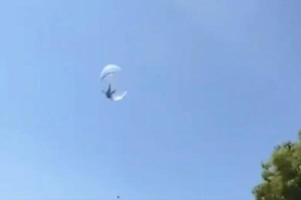 POGLEDAJTE SNIMAK BIZARNE NESREĆE: Lopta za zorbovanje letela na desetine metera sa dečakom unutra, ŠTA JE OVO?