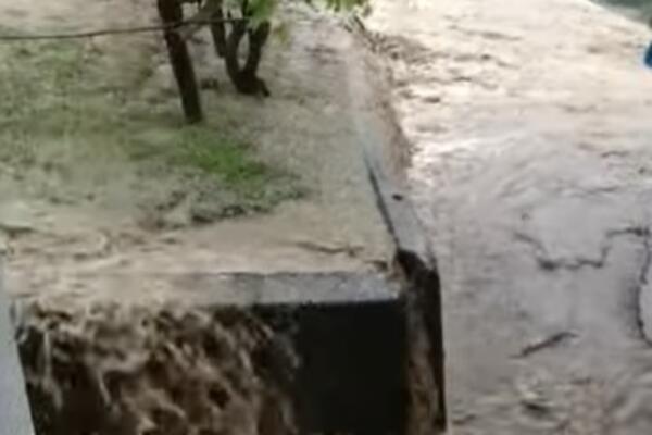 NIJE SAMO U SRBIJI BIO HAOS SINOĆ, ČEKAJTE DA VIDITE SAMO OVAJ GRAD: Odroni na kućnom pragu, voda odnela ulice
