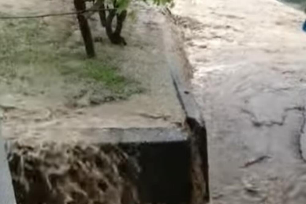 NIJE SAMO U SRBIJI BIO HAOS SINOĆ, ČEKAJTE DA VIDITE SAMO OVAJ GRAD: Odroni na kućnom pragu, voda odnela ulice