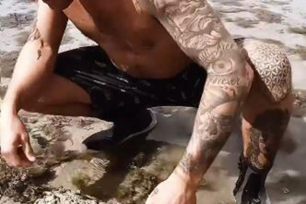 VIDEO JE NEŠTO ČUDNO U PLIĆAKU, A ONDA SHVATIO DA JE ŽIVO: Kad ga je OKRENUO, snimatelj je VRISNUO (VIDEO)